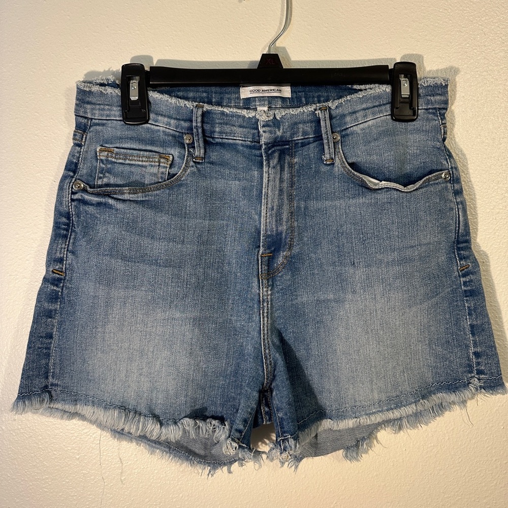Good American Frayed Hem Denim Shorts Size 28 / 6 Light Wash High Rise